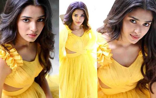 முன்னழக தூக்கலா காட்டி இளசுகளை இம்சை பண்ணும் க்ரித்தி ஷெட்டி!!