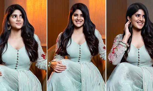 ஹாட் போஸ் கொடுத்து இளசுகளை சுண்டி இழுக்கும் மேகா ஆகாஷ்!!