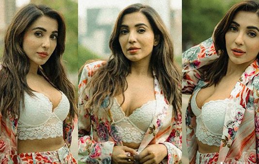 கவர்ச்சி உடையில் முன்னழகை காட்டி ரசிகர்களை வாட்டி வதைக்கும் பார்வதி நாயர்!!