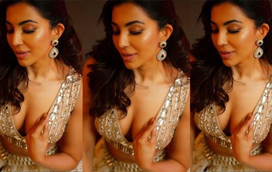 முன்னழகை காட்டி இளசுகளின் நாடித்துடிப்பை எகிற வைத்த பார்வதி நாயர்!!