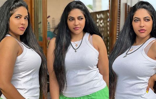 உடலோடு ஒட்டிய இறுக்கமான உடையில் முன்னழகை கும்முனு காட்டி இளசுகளின் தூக்கத்தை கெடுத்த ரேஷ்மா பசுப்புலேட்டி!!