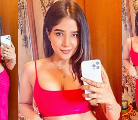 முன்னழகை அப்பட்டமாக காட்டி இளசுகளின் ஹார்ட் பீட்டை எகிற வைத்த சாக்ஷி அகர்வால்!!