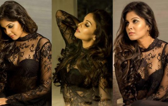 ப்பா முடியல.. செம ஹாட் போஸ் கொடுத்த சாந்தினி!!