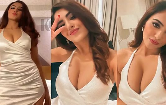 பளிங்கு தொடையை கும்முன்னு காட்டி செம சூடான போஸ் கொடுத்த மாளவிகா சர்மா!!