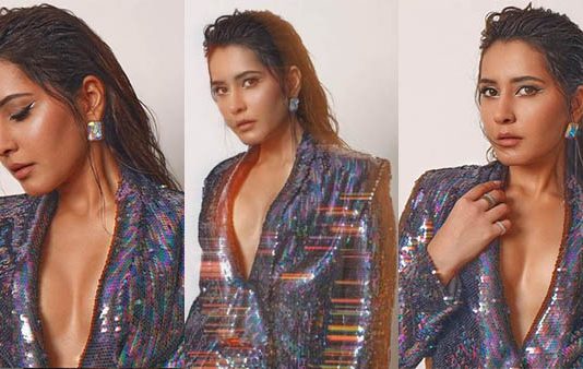 லோநெக் ஜாக்கெட்டில் முன்னழகை கூச்சமே இல்லாம காட்டி மூச்சு முட்ட வைத்த ராஷி கண்ணா!!