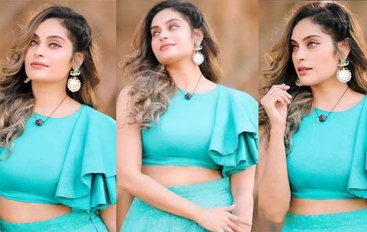 புடவையில் இடையழகை காட்டி ஆளை மயக்கும் ஸ்ருதிகாவின் ஹாட் போட்டோஸ்!!