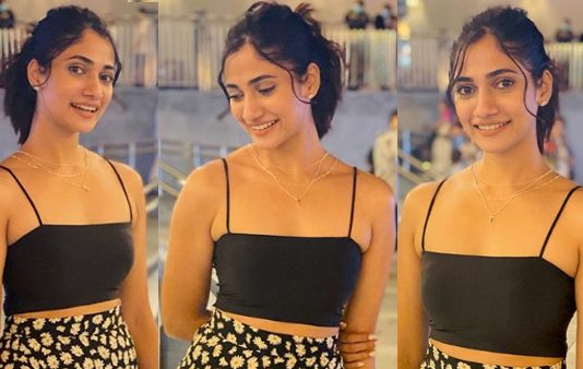 கவர்ச்சி போஸ் கொடுத்து பசங்க மனச கெடுக்கும் லாஸ்லியாவின் ஹாட் கிளிக்ஸ்!!