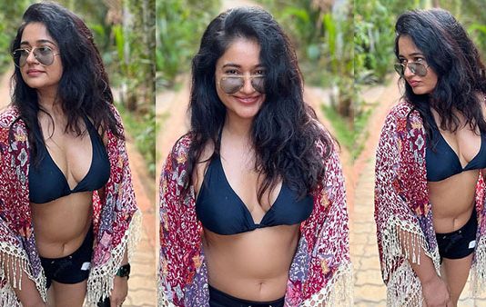 கவர்ச்சி உடையில் அந்த அழகை காட்டிய பூனம் பாஜ்வா!!