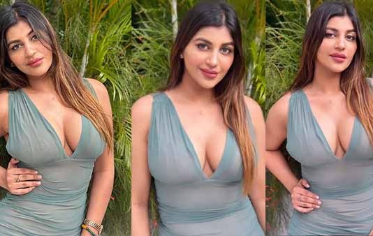 குட்டை பாவாடையில் மொத்த அழகையும் அப்பட்டமாக காட்டிய யாஷிகா!!