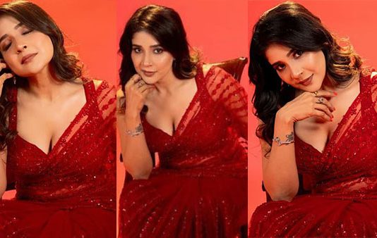 ஓப்பனா காட்டி தூக்கத்தை கெடுக்கும் சாக்ஷி அகர்வால் ஹாட் பிக்ஸ்!!