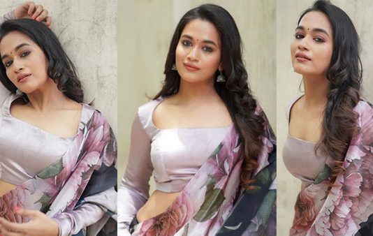 தூக்கலான கவர்ச்சியில் அந்த இடத்தை காட்டி இளசுகளின் ஹார்ட் பீட்டை எகிற வைத்த காவ்யா அறிவுமணி!!