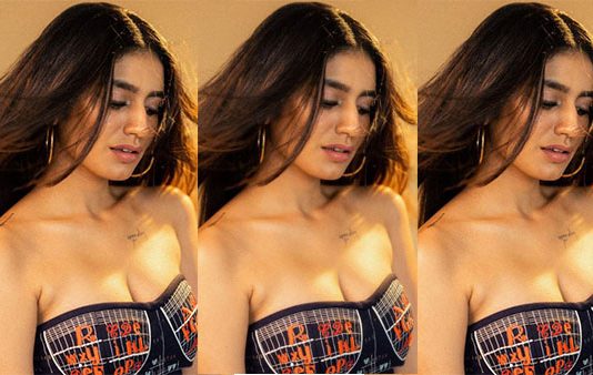 கவர்ச்சி உடையில் படுத்தபடி போஸ் கொடுத்த பிரியா வாரியர்.. திணறிப்போன நெட்டிசன்கள்!!