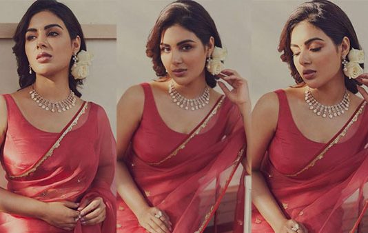 முன்னழக எக்குத்தப்பாக காட்டி செம போஸ் கொடுத்த சம்யுக்தா!!