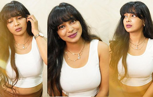 அங்க அழகை காட்டி இளசுகளை ஏங்க வைத்த பார்வதி!!