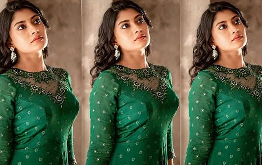 ட்ரான்ஸ்பரண்ட் சேலையில் ஹாட் போஸ் கொடுத்த அம்மு அபிராமி.. வாயடைத்துப்போன இளசுகள்!!