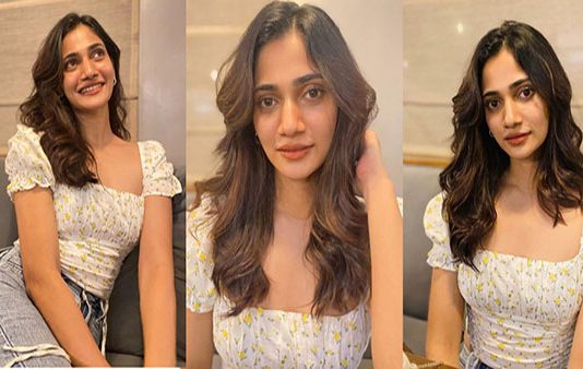 தொடை தெரிய ஆடையை கிழித்துவிட்டு கவர்ச்சி போஸ் கொடுத்த லாஸ்லியா!!