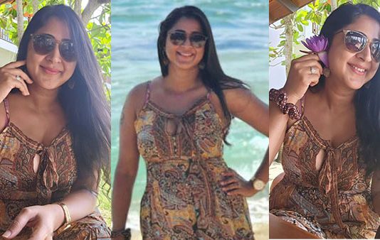 கடற்கரையில் கட்டழகை காட்டி புகைப்படங்களை வெளியிட்ட கனிகா!!