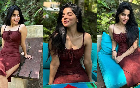 இறுக்கமான உடையில் மொத்த ஸ்ட்ரக்சரையும் காட்டி இளசுகளை கிறங்கடித்த திவ்யபாரதி!!