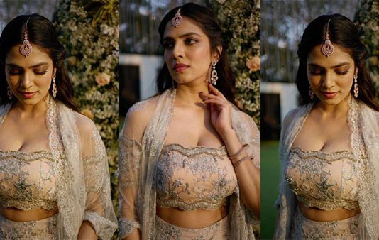 கவர்ச்சியில் ஜொலிக்கும் மாளவிகா மோகனின் லேட்டஸ்ட் புகைப்படங்கள்!!