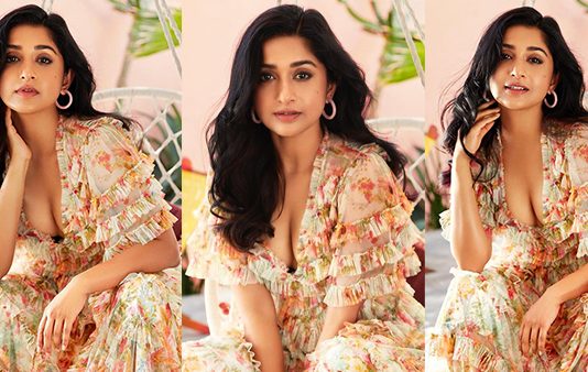 குனிஞ்சு நின்னு முன்னழகைக் காட்டிய மீரா ஜாஸ்மின்!!