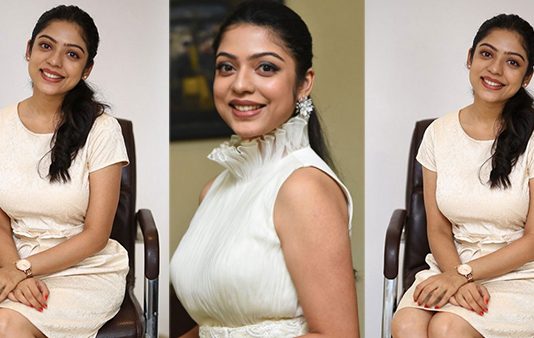 முழுசா கவர்ச்சி காட்டி இளசுகளை திக்குமுக்காட செய்த வர்ஷா பொல்லம்மா!!